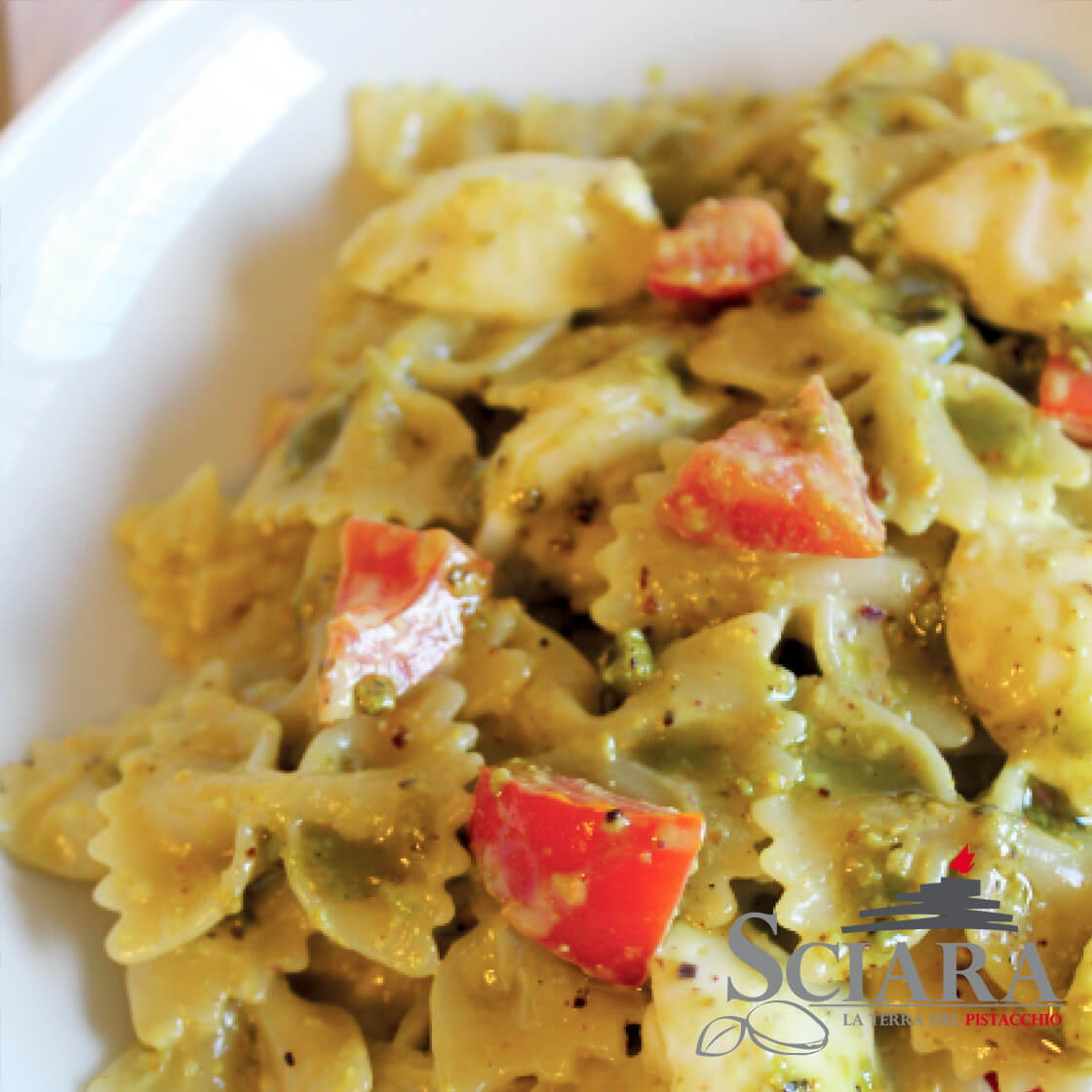Farfalle with pistachio pesto, buffalo mozzarella and tomato - Sciara