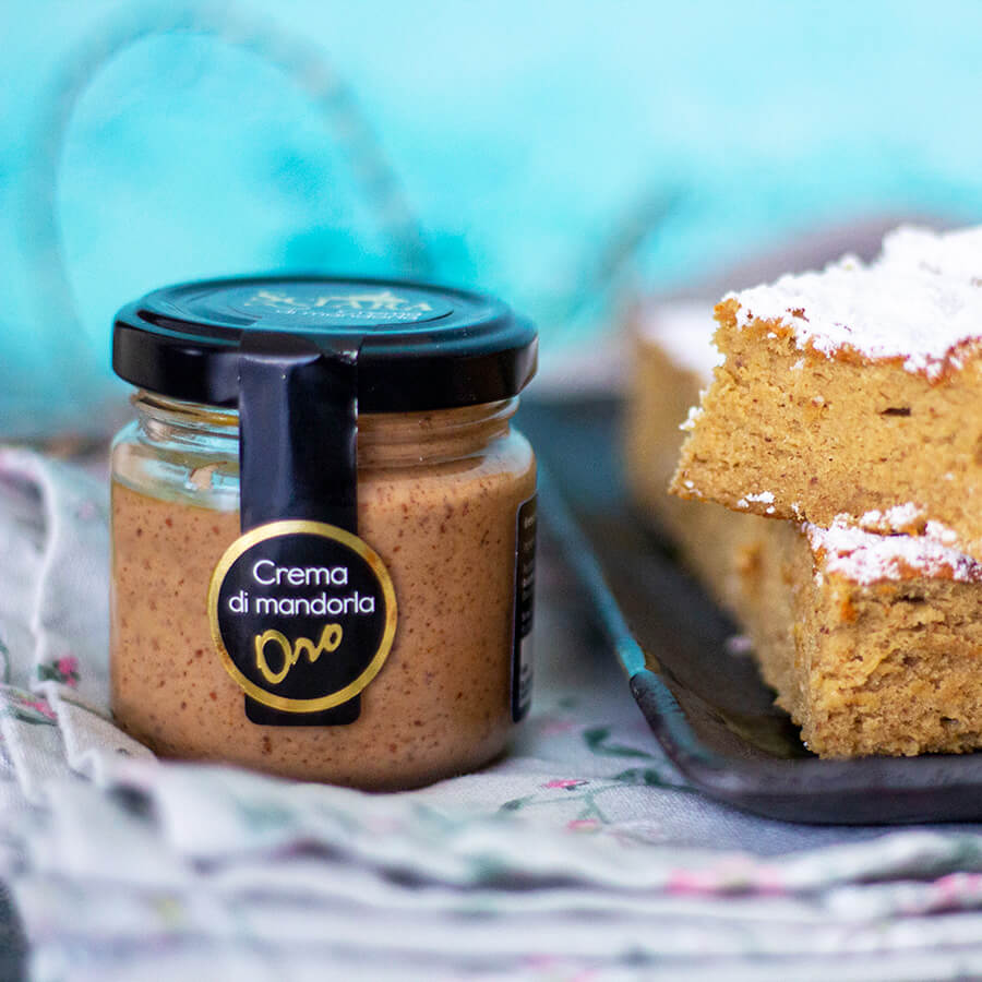 Crema di Mandorla senza latte "Oro" Sciara e torta fatta con la crema