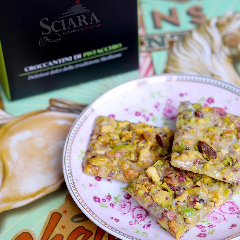 Croccantini di Pistacchio serviti in un piatto - Sciara Bronte