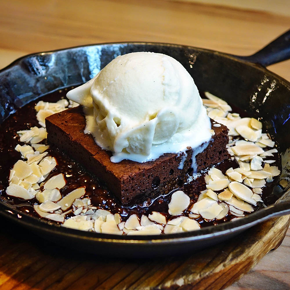 gelato alla mandorla fatto in casa su brownie al cioccolato, Sciara Bronte