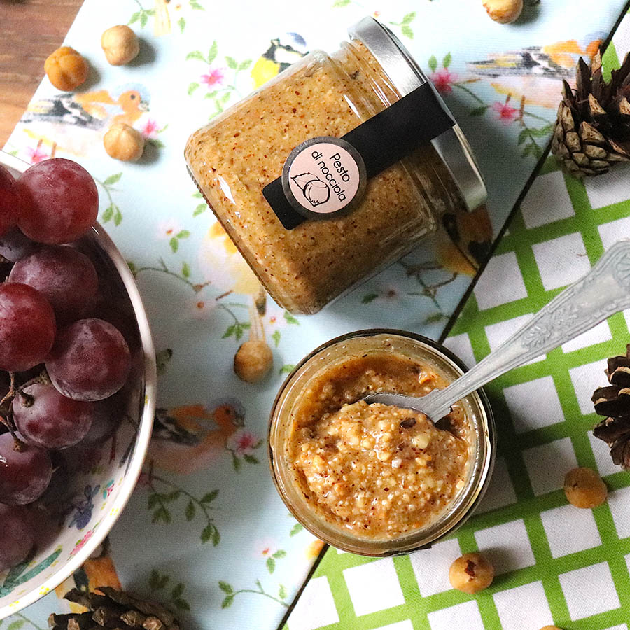 pesto di nocciola, uva e pigne