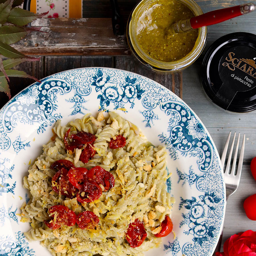 fusilli con pesto di pistacchio e pomodorini