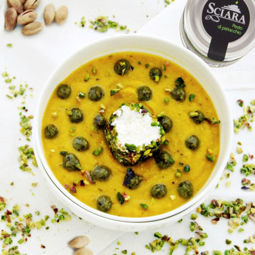 Piatto di vellutata di zucca con Pesto di Pistacchio e caprino