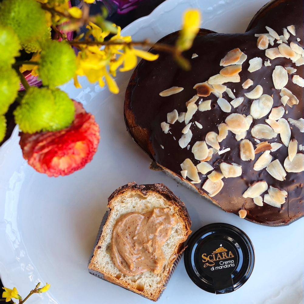 Colomba alla mandorla vegan con crema di mandorla vegana