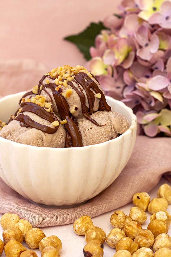 gelato alla nocciola realizzato con la base 100% nocciola di Sciara